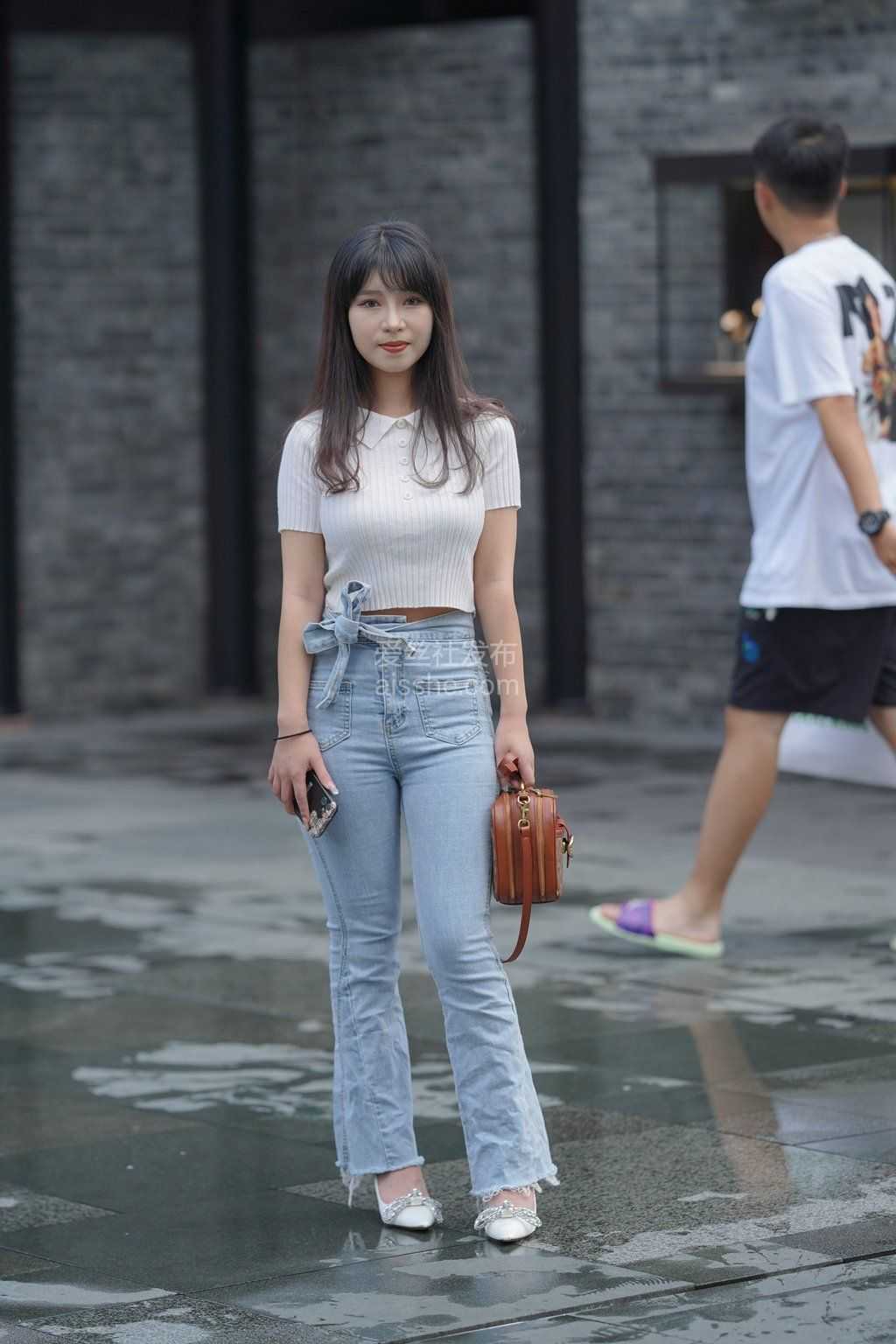 精选街拍作品 NO.1404 高腰牛仔紧身裤美女-美图