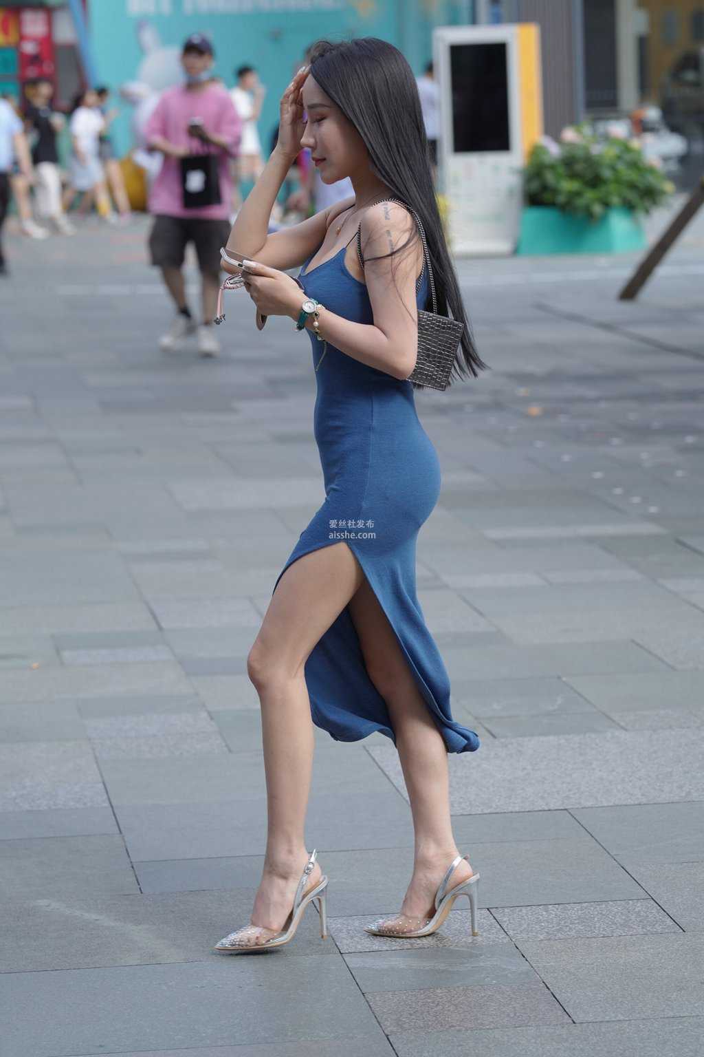 精选街拍作品 NO.1408 蓝色吊带裙美女3-美图