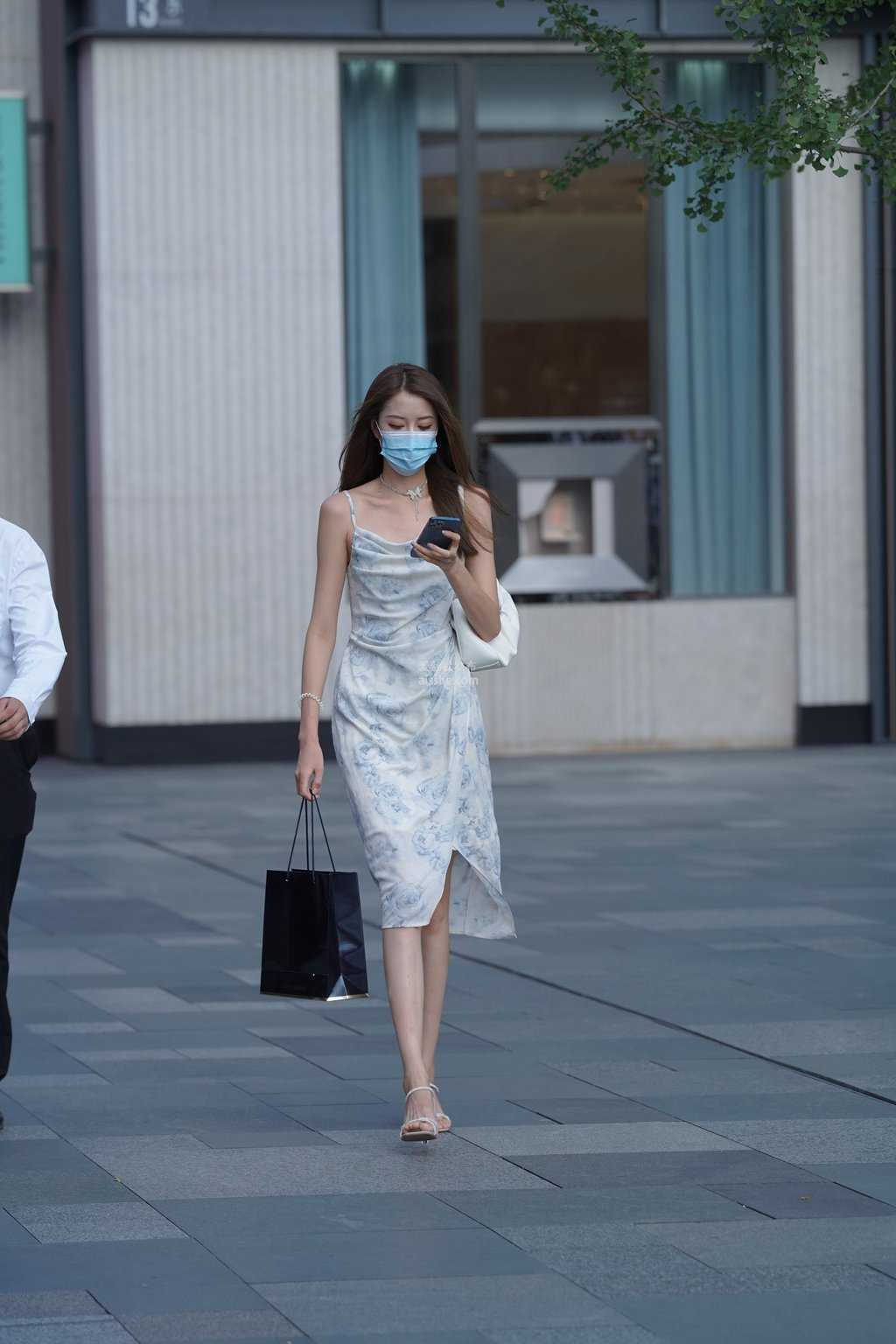 精选街拍作品 NO.1417 飘逸姓感的吊带长裙美女-美图