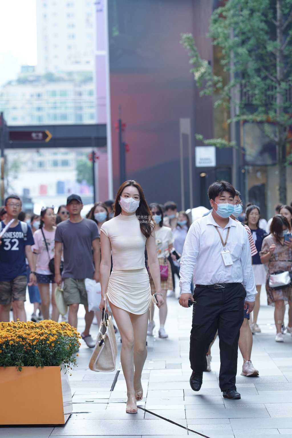 精选街拍作品 NO.1418 气质出众的极品美少父-美图