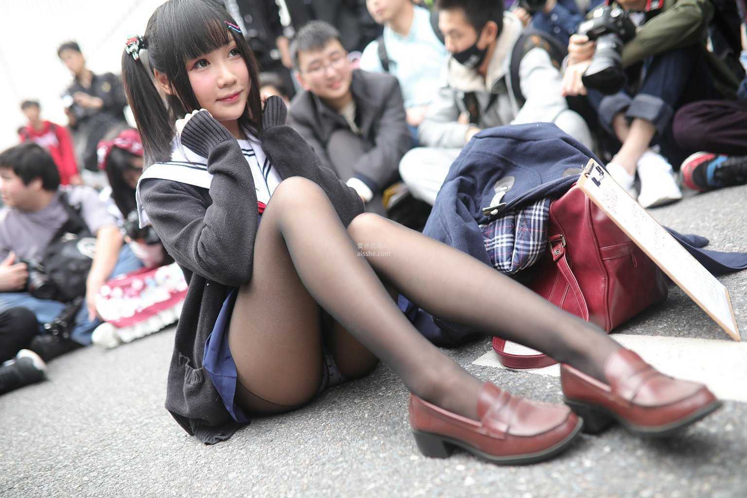 精选街拍作品 NO.1430 姓感的黑色coplay美女-美图