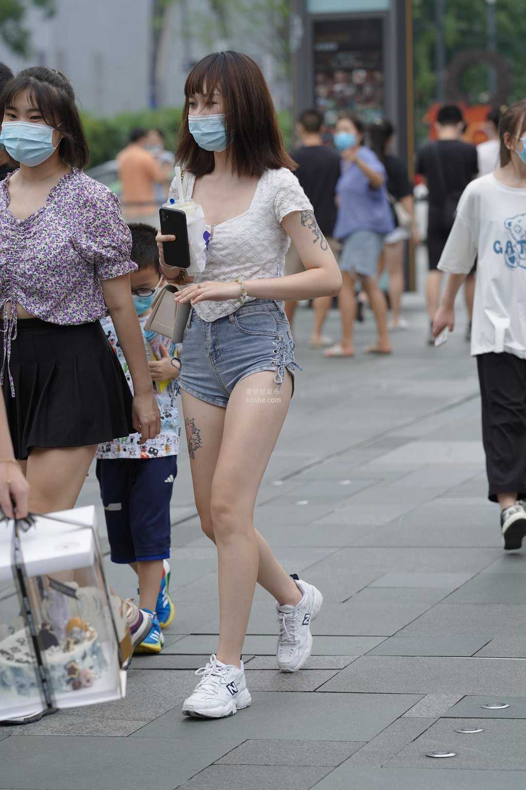 精选街拍作品 NO.1433 长腿牛仔短裤小姐姐-美图