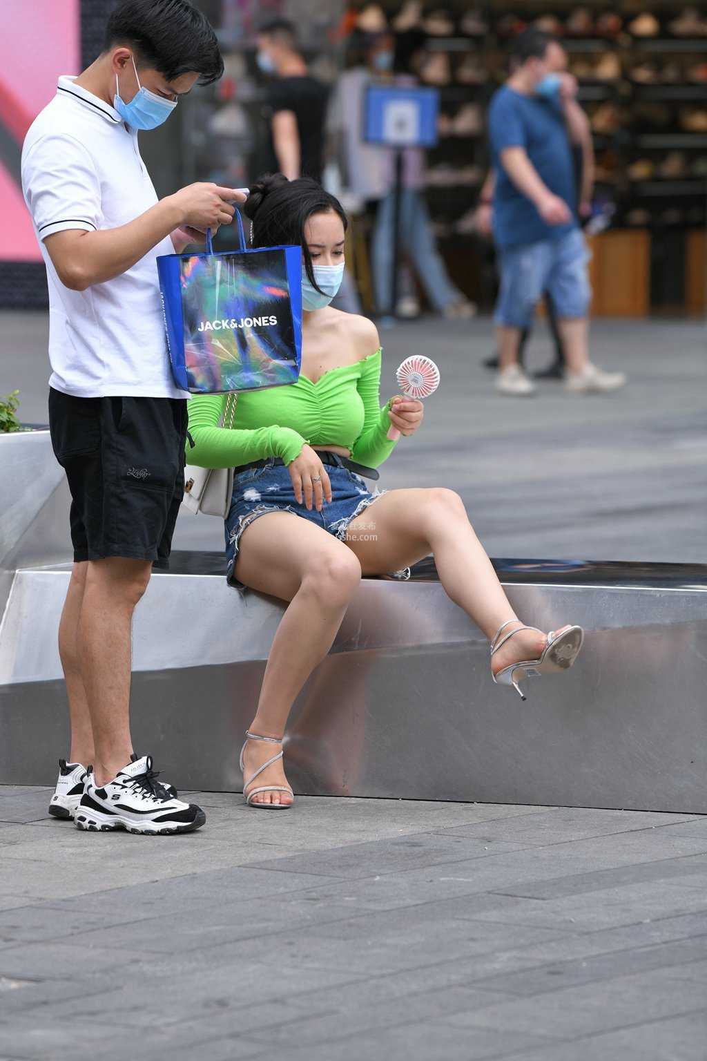 精选街拍作品 NO.1448 绿衣热裤高跟1-美图