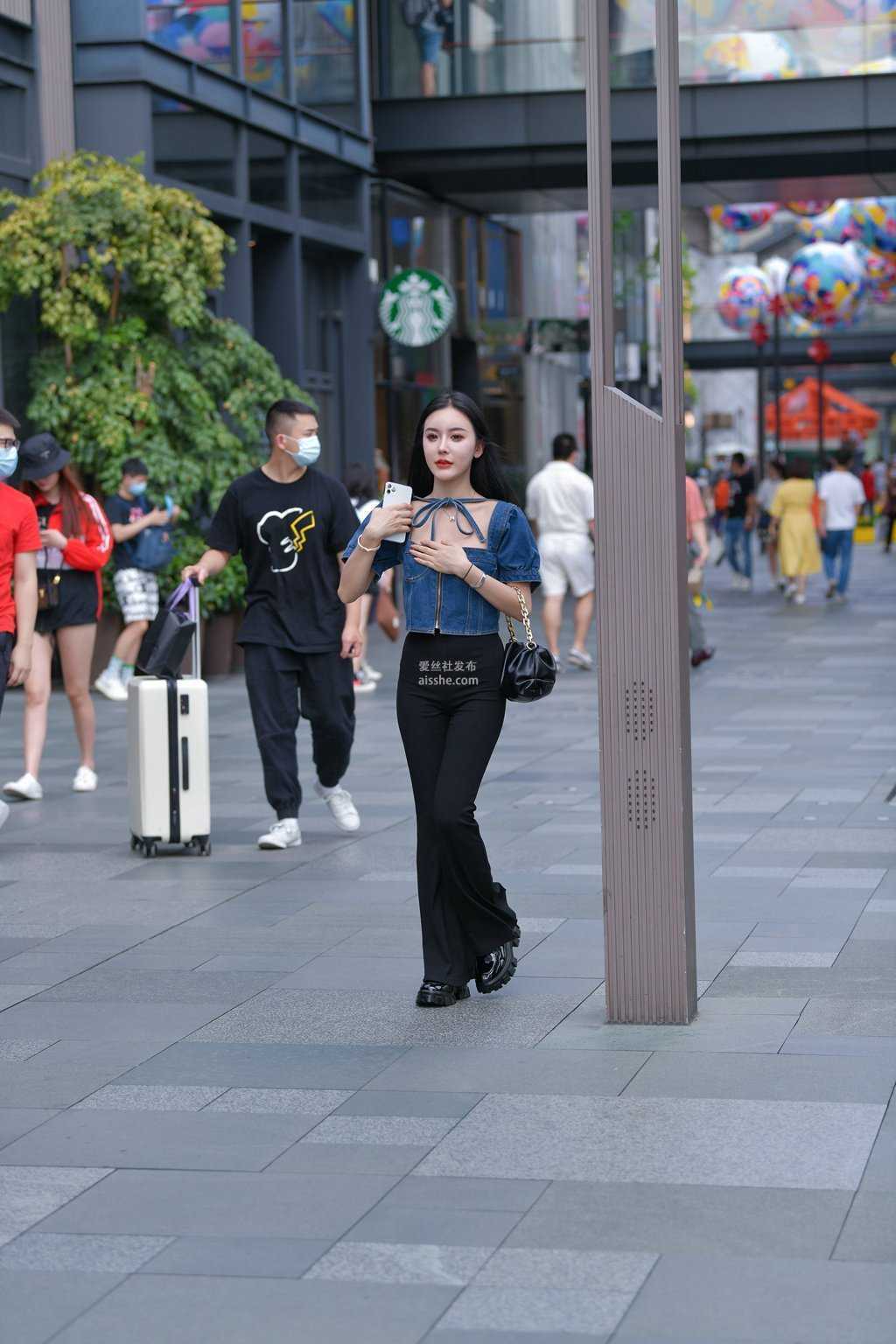 精选街拍作品 NO.1458 小巧玲珑的黑裤小姐姐-美图