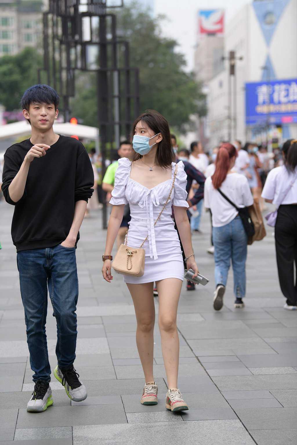 精选街拍作品 NO.1471 白色连衣包臀裙小姐姐-美图