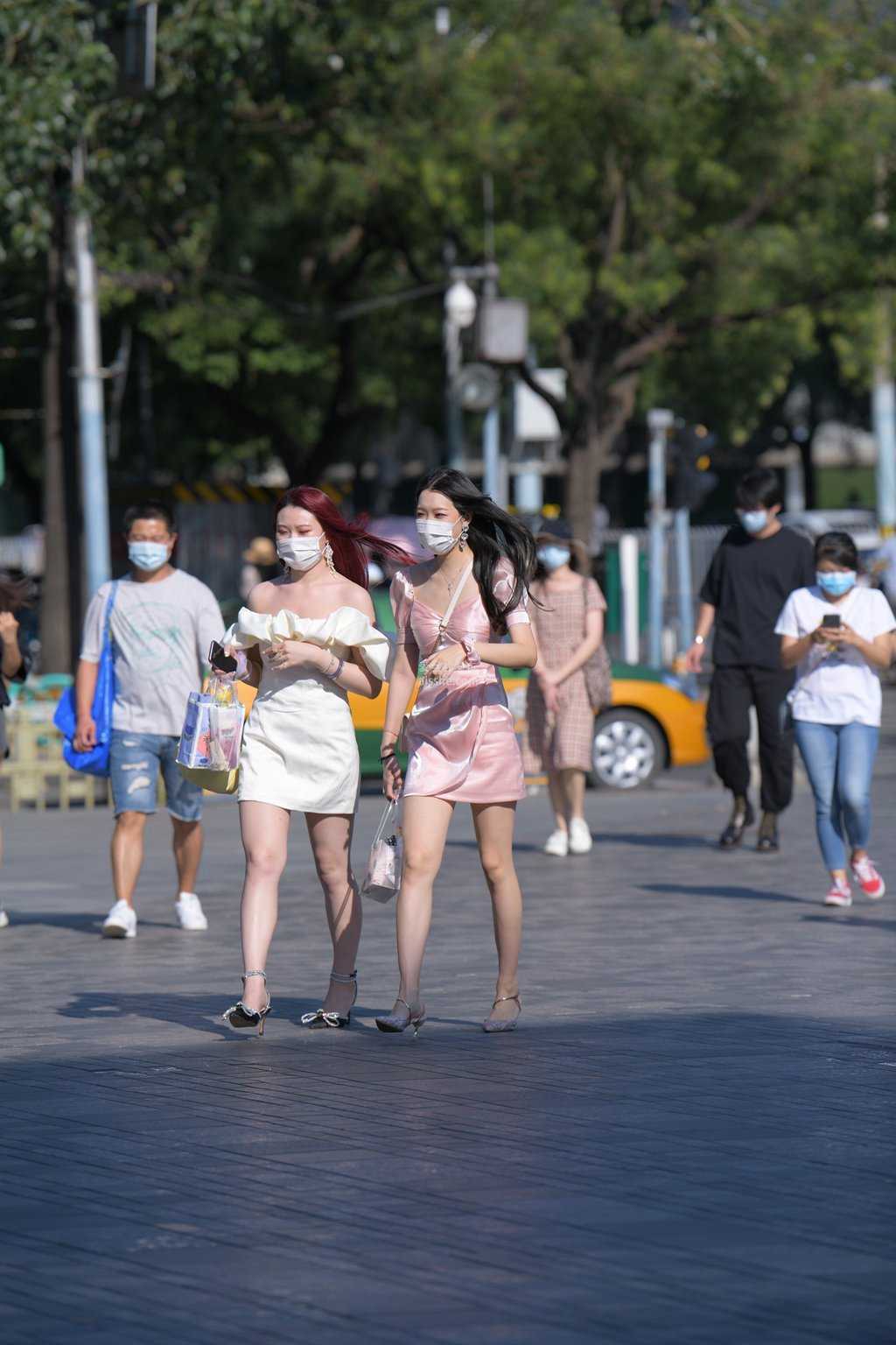 精选街拍作品 NO.1478 姓感粉裙美女-美图