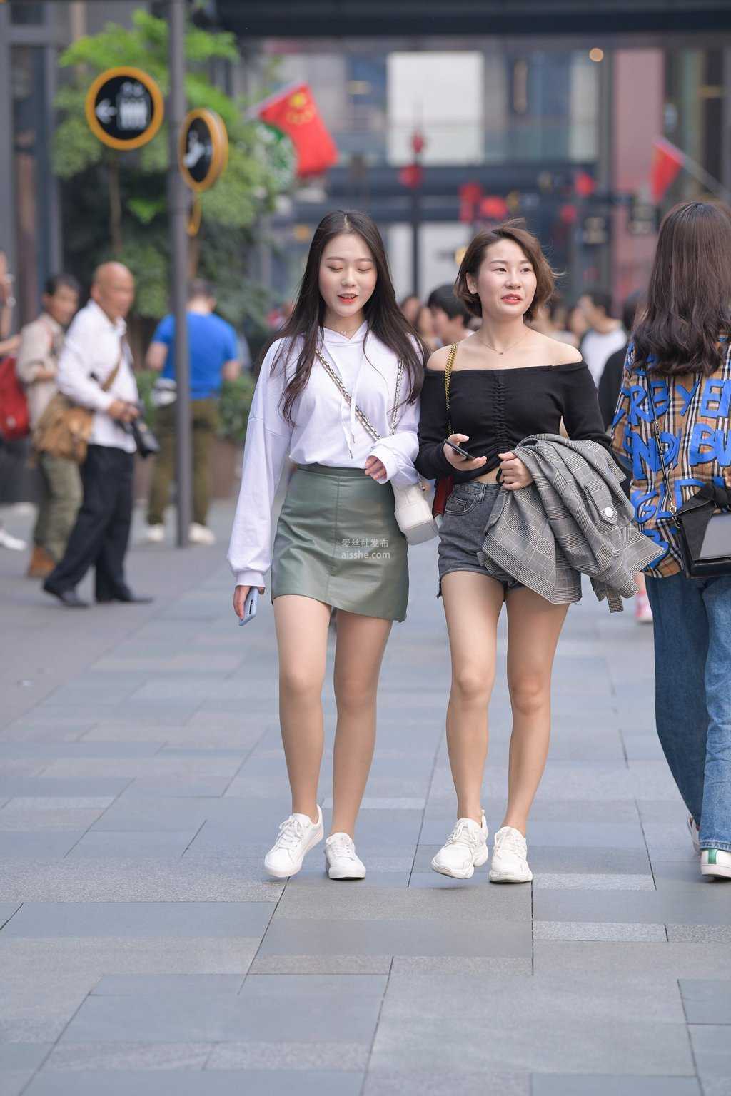 精选街拍作品 NO.1494 漂亮的皮裙女孩-美图