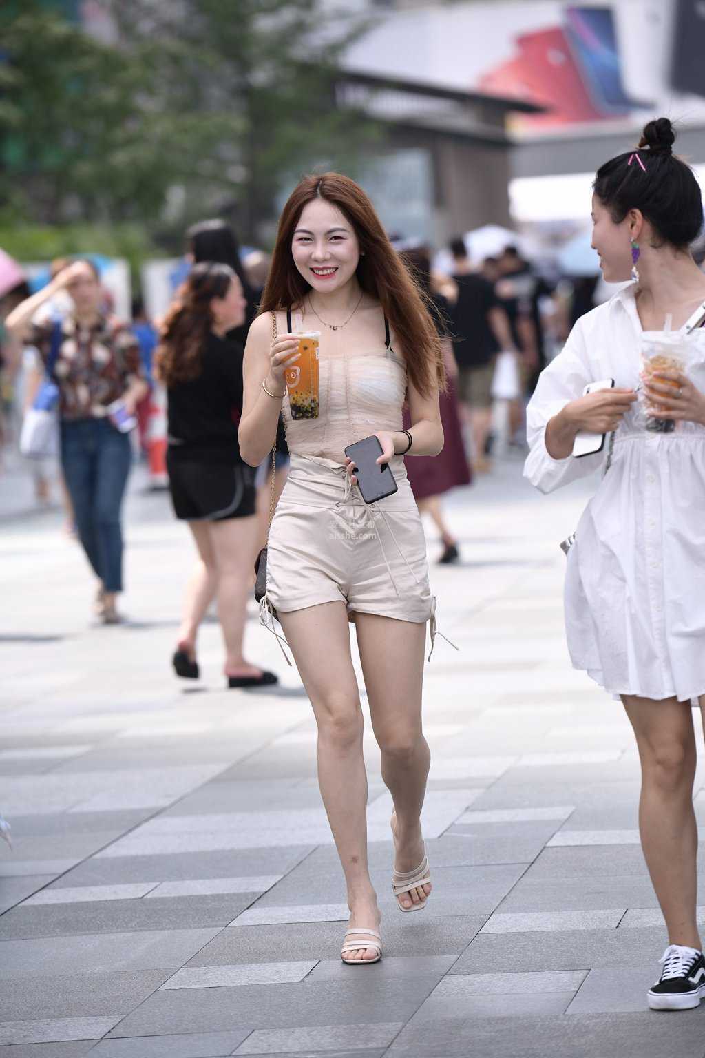 精选街拍作品 NO.1496 笑容可人的极品美女-美图