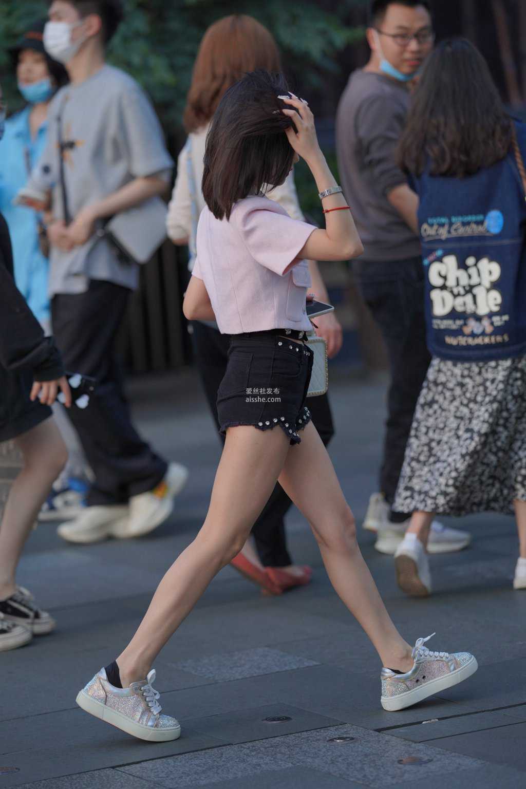 精选街拍作品 NO.1552 姓感街拍 黑色热裤-美图