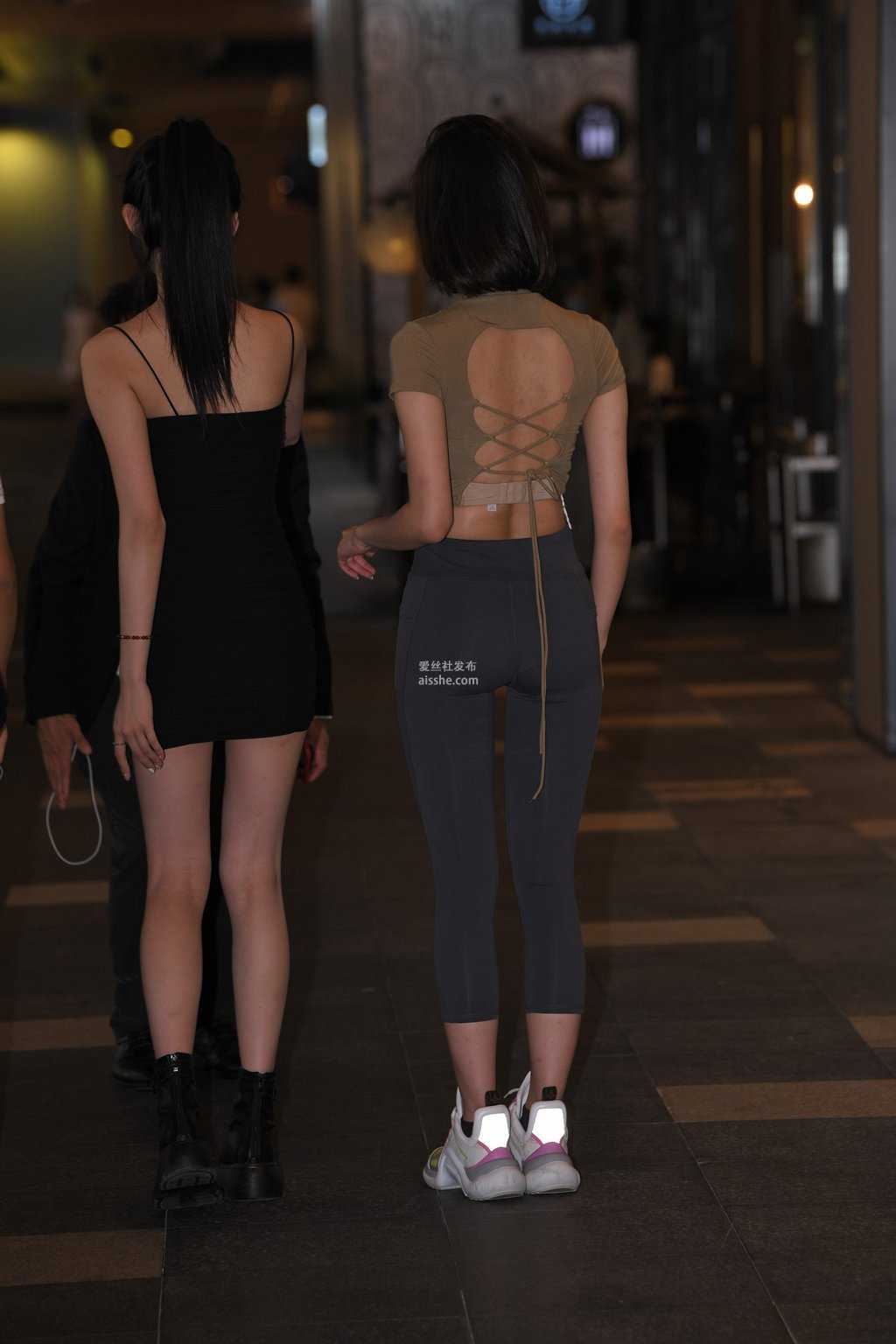 精选街拍作品 NO.1553 夜拍紧身瑜伽裤美女-美图