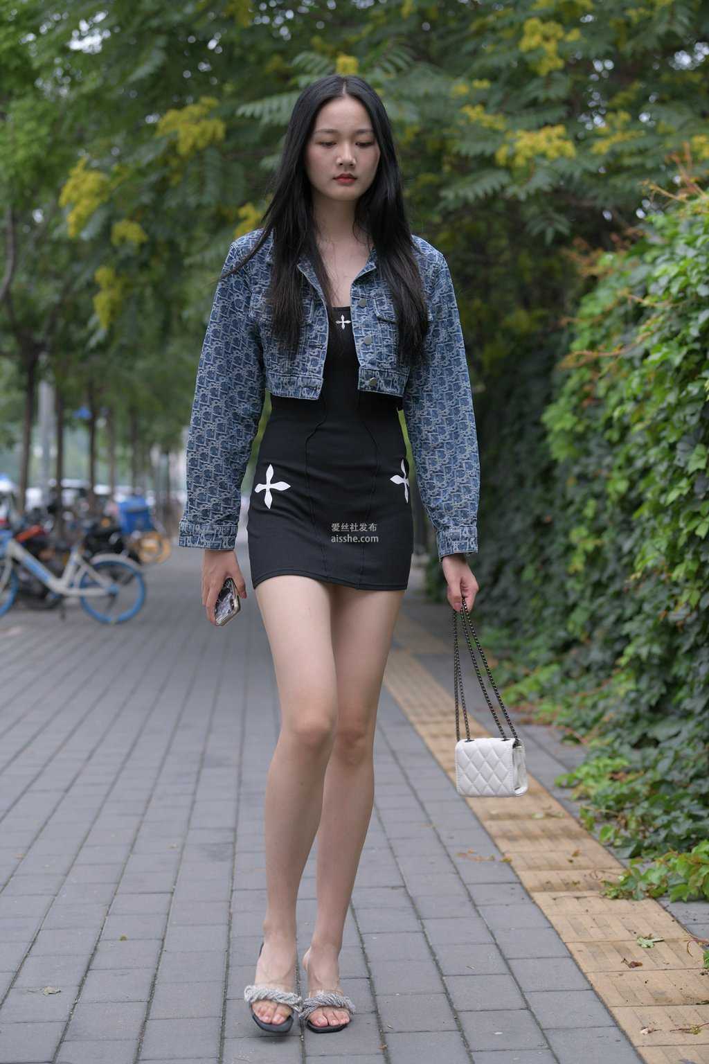 精选街拍作品 NO.1587 黑色短裙大长腿美女2-美图