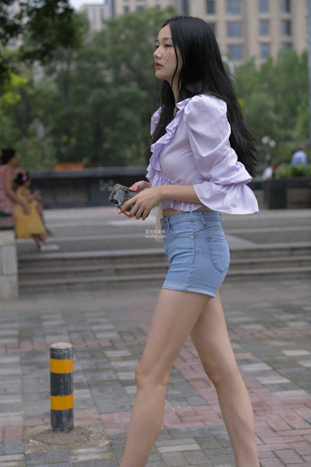 精选街拍作品 NO.1596 蓝色牛仔热裤长腿美女2-美图