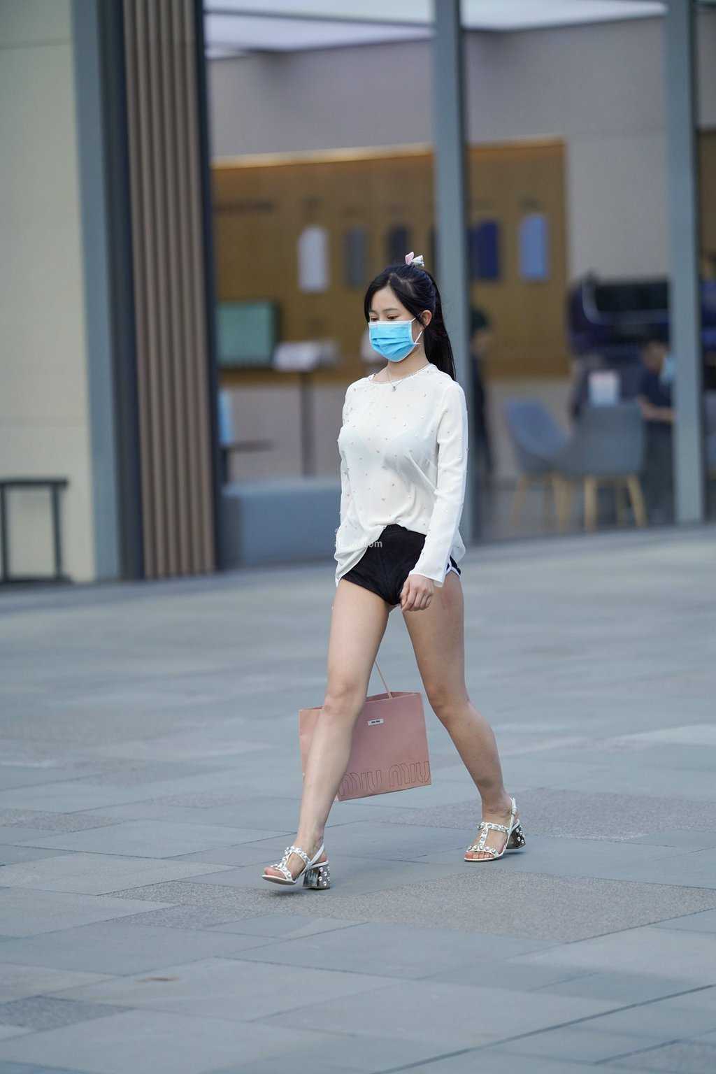 精选街拍作品 NO.1600 白衣黑色短裤小姐姐3-美图