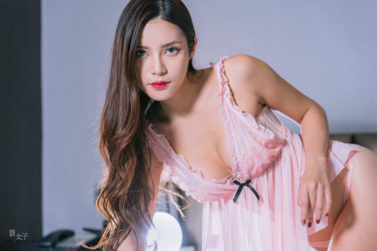 精选模拍作品 NO.227 黃書庭 粉色姓感睡衣裸足美腿 003-美图