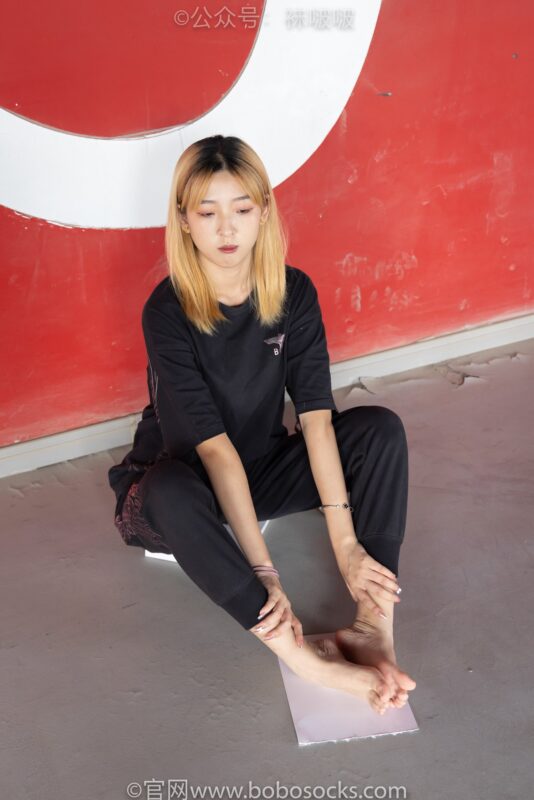 [BoBoSocks袜啵啵]NO.018 木木-运动鞋、白棉袜、裸足 [136P/1V/3.94GB]-美图
