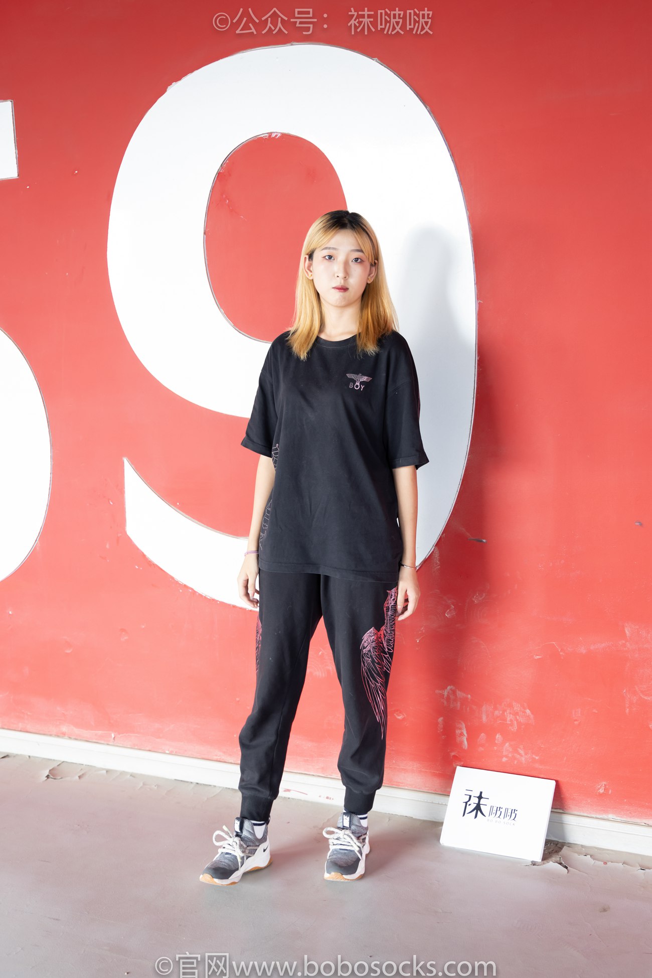 图片[2]-[BoBoSocks袜啵啵]NO.018 木木-运动鞋、白棉袜、裸足 [136P/1V/3.94GB]-美图