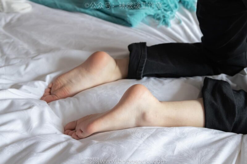 [BoBoSocks袜啵啵]积分限定作品 NO.007 熊熊-运动鞋、白棉袜、裸足[134P/2.44GB]-美图