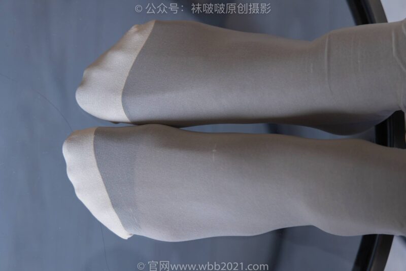 [BoBoSocks袜啵啵]NO.253 小甜豆-两双高跟鞋、一只脚小腿白丝、一只脚小腿黑丝[220P/1V/7.06GB]-美图