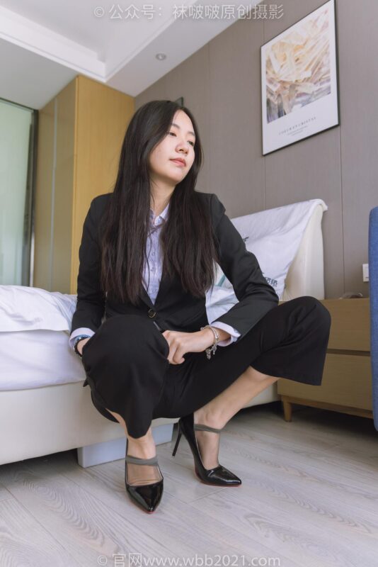 [BoBoSocks袜啵啵]NO.245 小甜豆-高跟鞋、短灰丝、半蹲镜头较多 [300P/1V/8.48GB]-美图