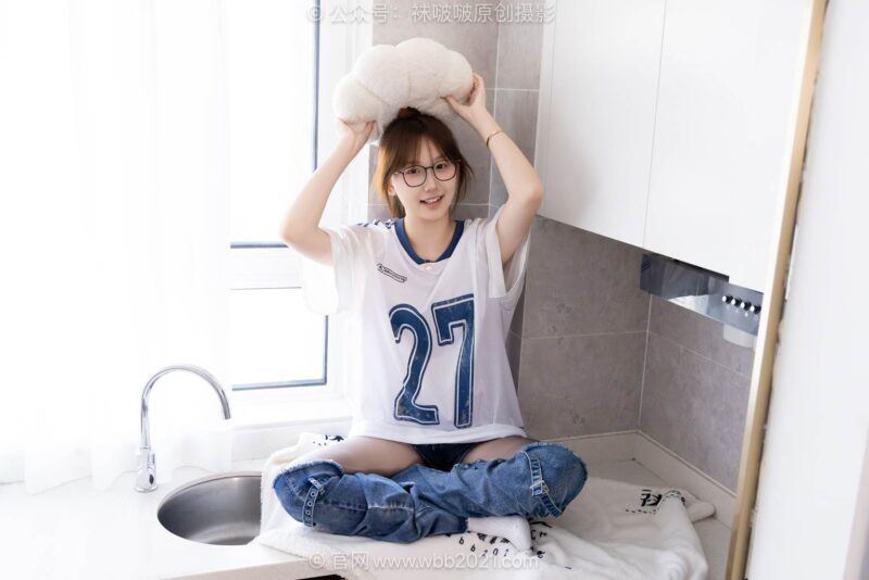 [BoBoSocks袜啵啵]NO.590 香菜-板鞋、短白棉袜、油亮薄黑丝、分体牛仔裤[148P/1V/6.04GB]-美图