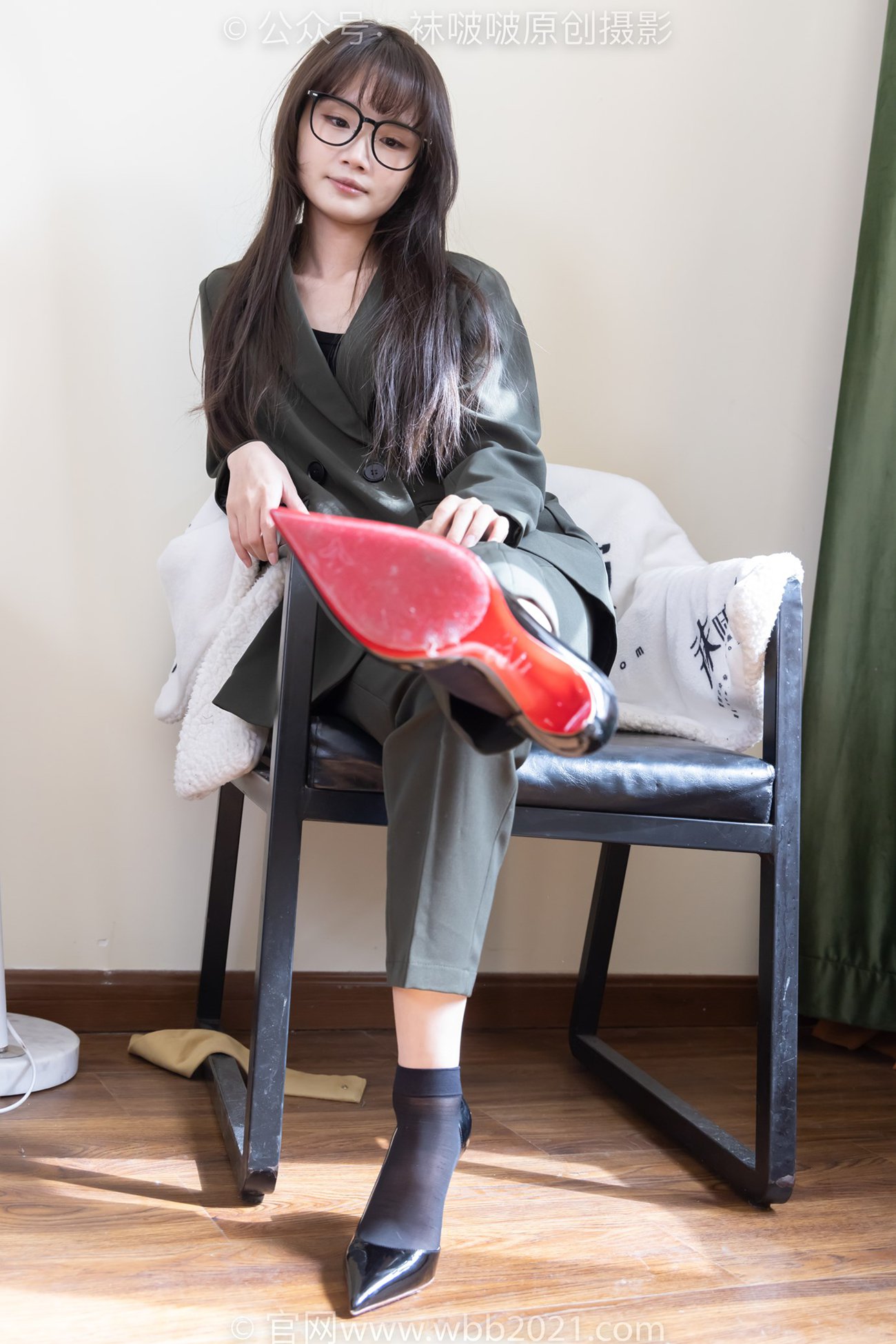 图片[2]-[BoBoSocks袜啵啵]NO.529 甜甜圈-高跟鞋、短黑丝、裸足、半蹲半脱袜子剧情[154P/1V/5.81GB]-美图