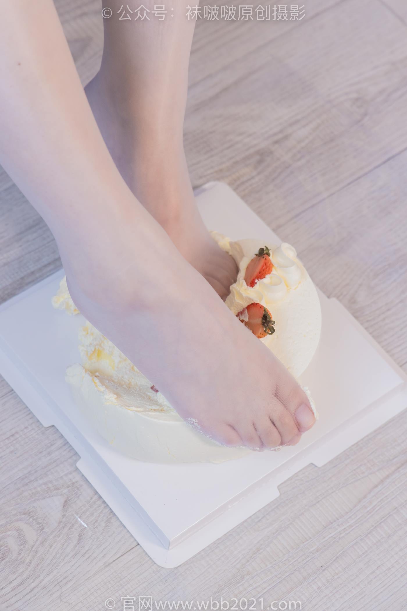 图片[5]-[BoBoSocks袜啵啵]NO.512 甜甜圈-高跟鞋、油亮薄白丝、袜踩奶油蛋糕剧情[143P/1V/6.31GB]-美图