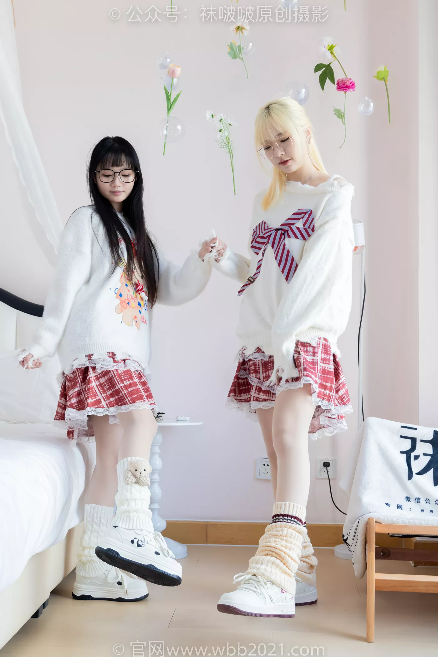 图片[2]-[BoBoSocks袜啵啵]NO.484 小甜豆甜甜圈-两双板鞋、油亮肉丝、堆堆袜套、白棉袜、脚对脚 斗脚 手互相挠脚剧情[172P/1V/7.44GB]-美图