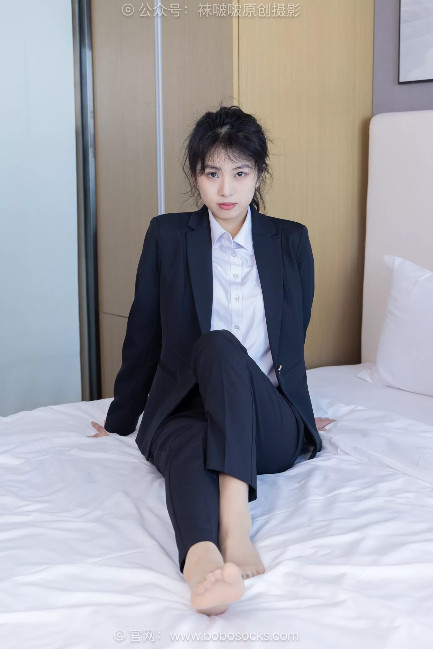 [BoBoSocks袜啵啵]NO.489 奶油 两双高跟鞋、薄肉丝、ol至服裤里丝、黑色美甲[151P/1V/7.76GB]-美图