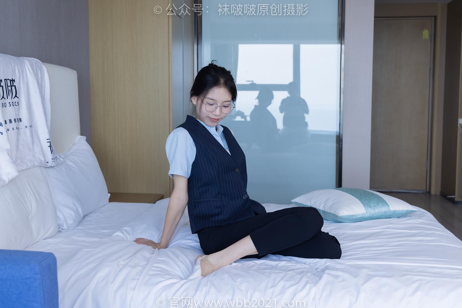 图片[5]-[BoBoSocks袜啵啵]NO.413 芝士-高跟鞋、白色吊带船袜、银行至服[145P/1V/5.76GB]-美图