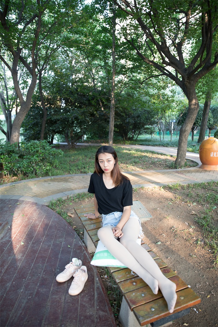 图片[1]-勿恋传媒 No.173 岚岚-繁闹公园中的安静姑娘 [168P/1V/4.23G]-美图