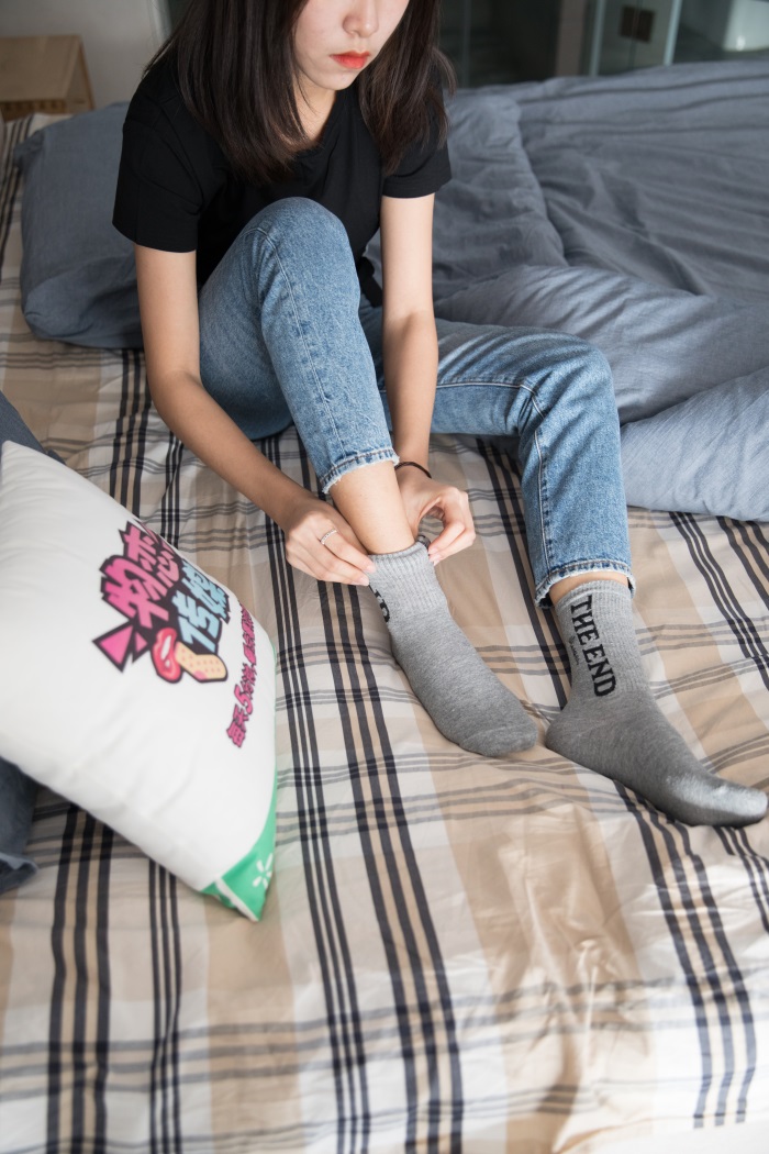 图片[1]-勿恋传媒 No.132 Elise-床边的白色板鞋搭配白色棉袜与灰色棉袜 [147P/1V/3.05GB]-美图