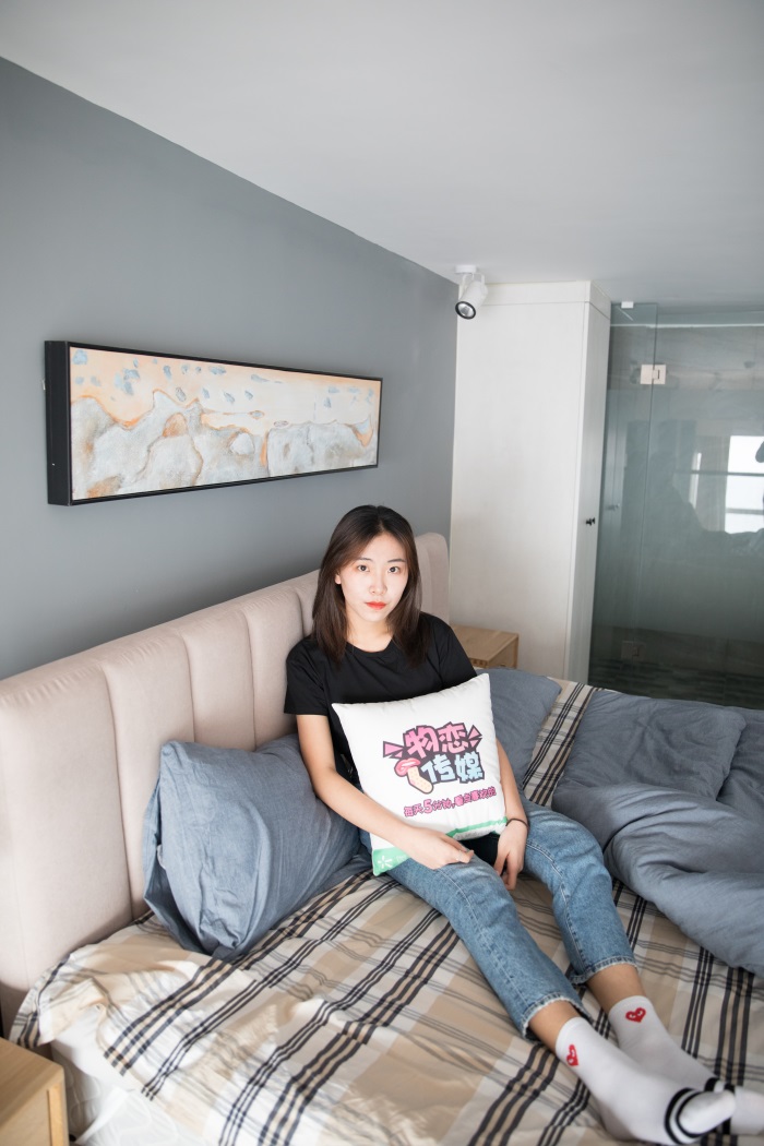 图片[2]-勿恋传媒 No.132 Elise-床边的白色板鞋搭配白色棉袜与灰色棉袜 [147P/1V/3.05GB]-美图