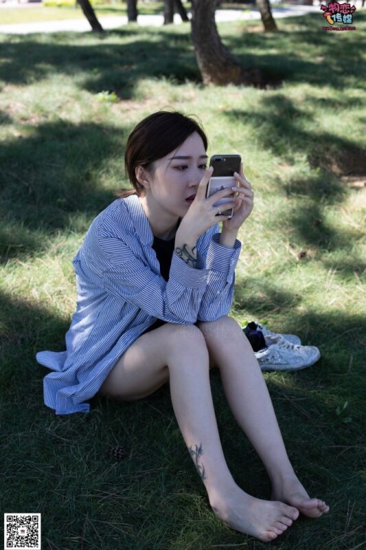 勿恋传媒 No.056 眼神犀利,表情高冷小解解的深蓝色棉袜 [160P/1V/1.35GB]-美图