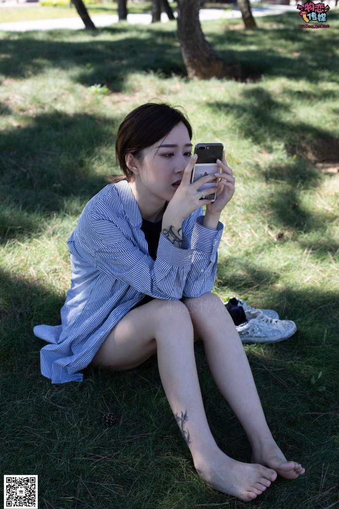 图片[1]-勿恋传媒 No.056 眼神犀利,表情高冷小解解的深蓝色棉袜 [160P/1V/1.35GB]-美图