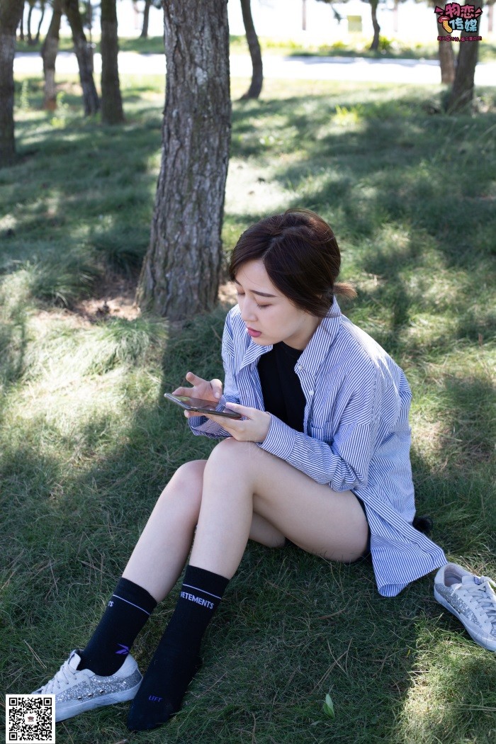 图片[2]-勿恋传媒 No.056 眼神犀利,表情高冷小解解的深蓝色棉袜 [160P/1V/1.35GB]-美图