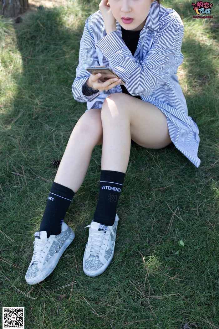 图片[3]-勿恋传媒 No.056 眼神犀利,表情高冷小解解的深蓝色棉袜 [160P/1V/1.35GB]-美图