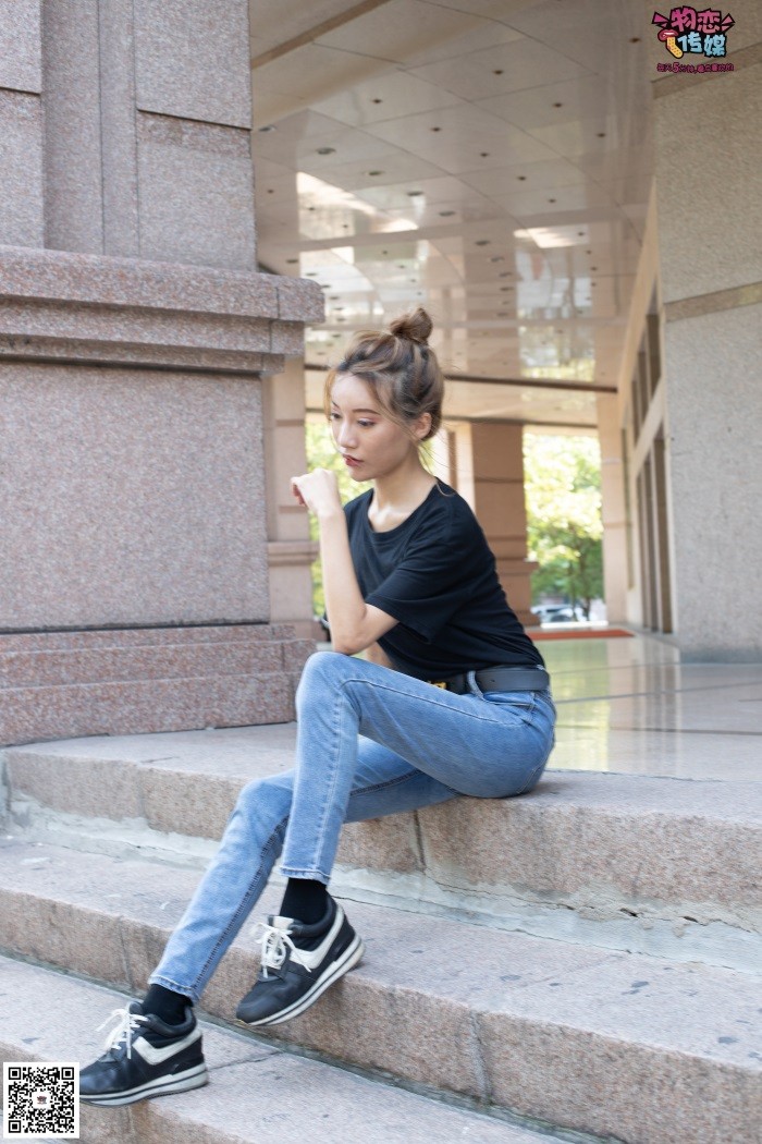 图片[2]-勿恋传媒 No.047 丸子头的大眼妹,黑体恤搭配经典牛仔裤 [105P/1V/896MB]-美图