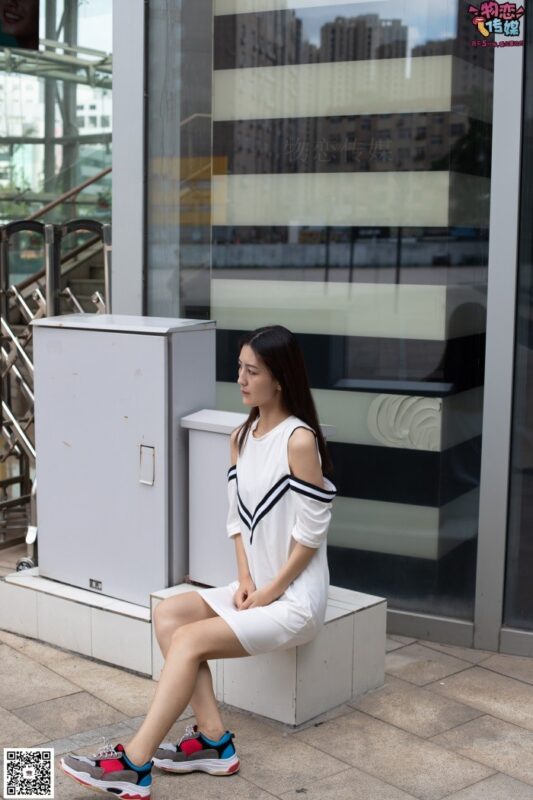 勿恋传媒 No.049 露肩连衣裙搭配撞色老爹鞋，搭配粉色短棉袜 [126P/1V/1.07GB]-美图