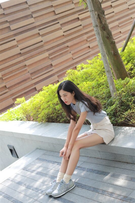 勿恋传媒 No.050 待我长发及腰,只为你的微笑,灰色NB配浅黄棉袜 [145P/1V/1.55GB]-美图