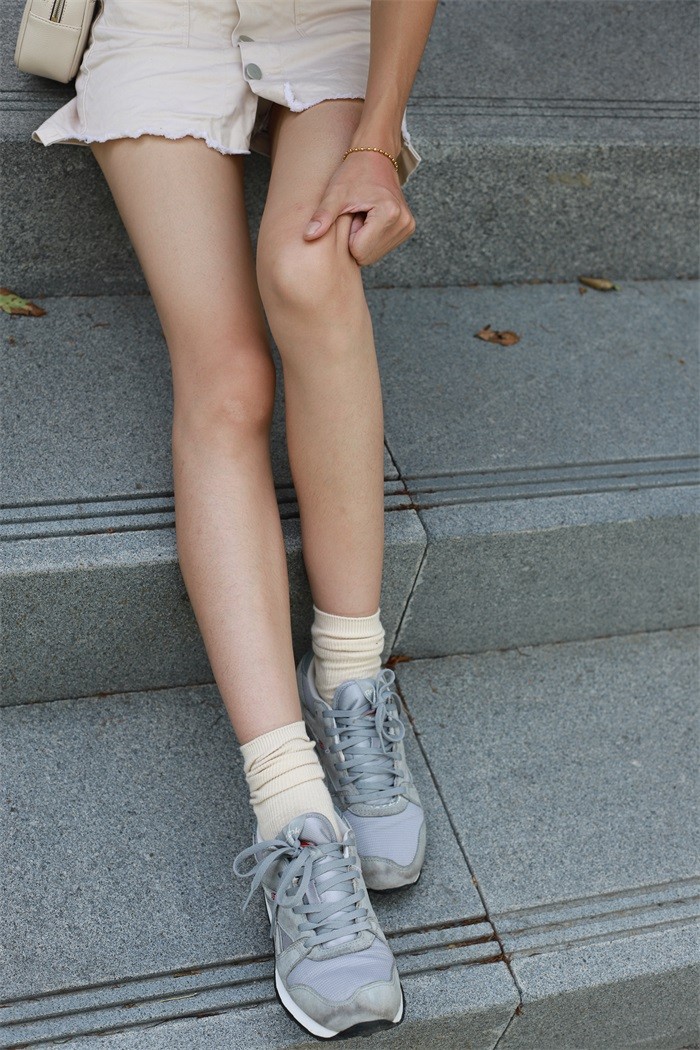 图片[2]-勿恋传媒 No.050 待我长发及腰,只为你的微笑,灰色NB配浅黄棉袜 [145P/1V/1.55GB]-美图