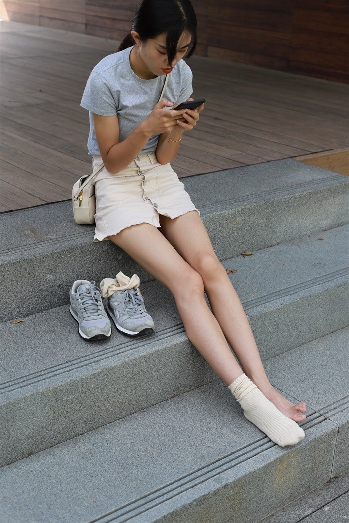 图片[3]-勿恋传媒 No.050 待我长发及腰,只为你的微笑,灰色NB配浅黄棉袜 [145P/1V/1.55GB]-美图