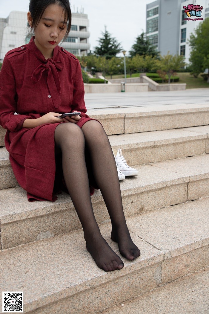 图片[2]-勿恋传媒 No.055 一袭红的神秘与热情,经典白色匡威高帮配黑丝 [143P/1V/1.09GB]-美图