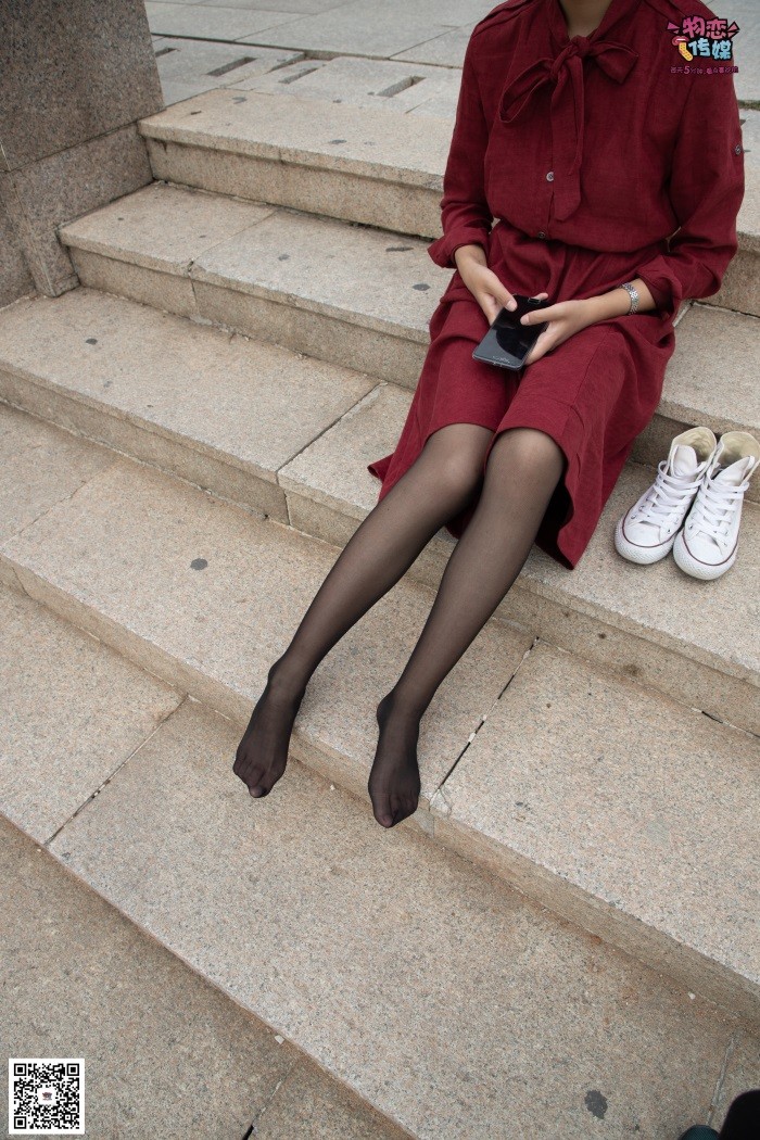 图片[3]-勿恋传媒 No.055 一袭红的神秘与热情,经典白色匡威高帮配黑丝 [143P/1V/1.09GB]-美图