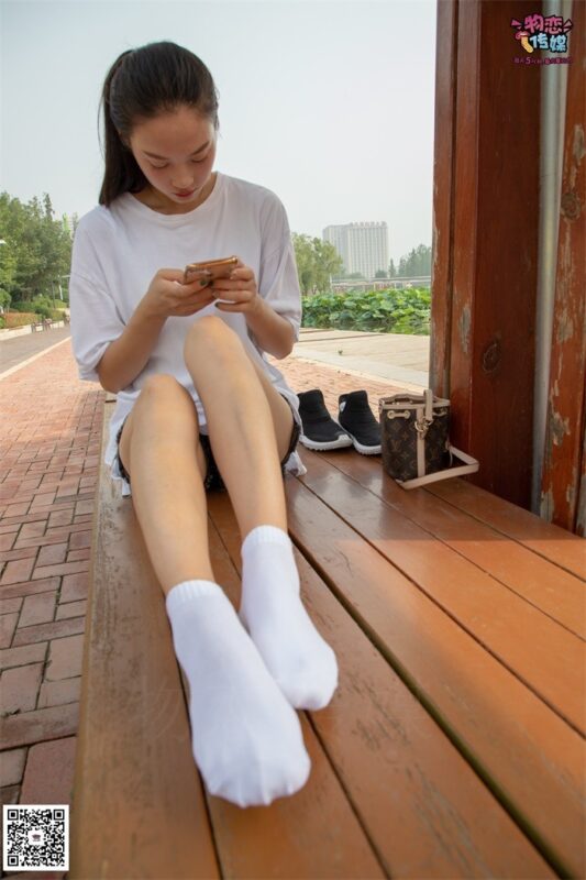 勿恋传媒 No.032 清水出芙蓉,天然去雕饰,黑色跑鞋配纯纯白棉袜 [178P/1V/1.03GB]-美图