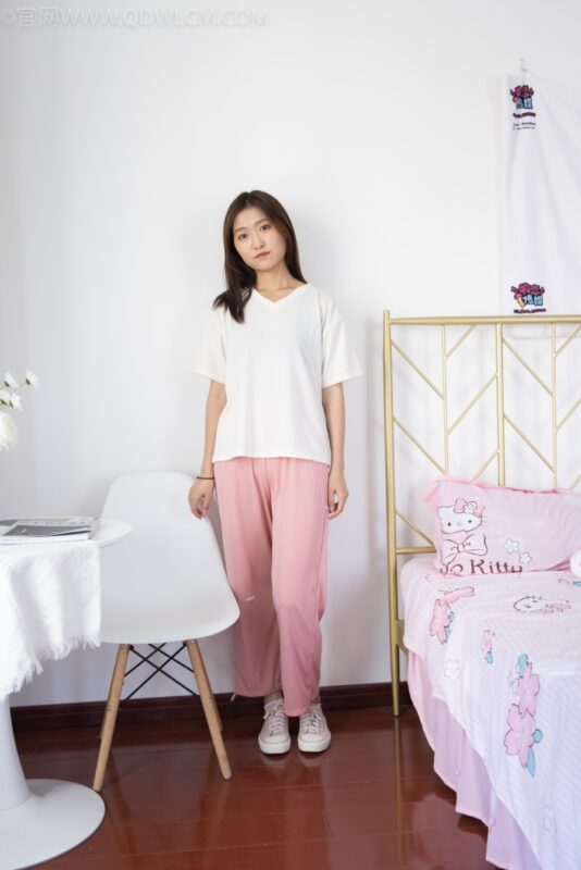 勿恋传媒 NO.1024 小小-运动鞋、白色短棉袜、裸足[155P/1V/4.34GB]-美图