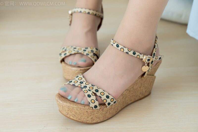 勿恋传媒 NO.2080 泡泡-荷风微摆的衣角[150P/1V/4.17GB]-美图