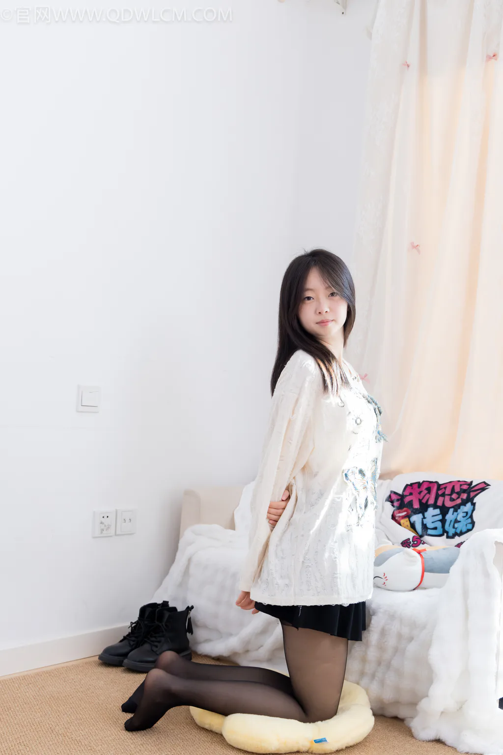 勿恋传媒 NO.2608 萌萌-马丁靴、薄黑丝[143P/1V/4.18GB]-美图