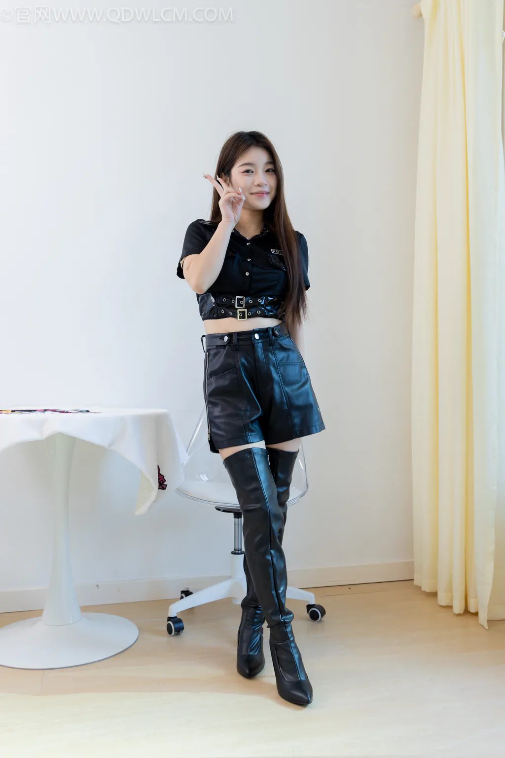 图片[2]-勿恋传媒 NO.2621 闪闪-高跟长靴、皮鞋、白棉袜、白船袜、裸足[217P/1V/7.52GB]-美图