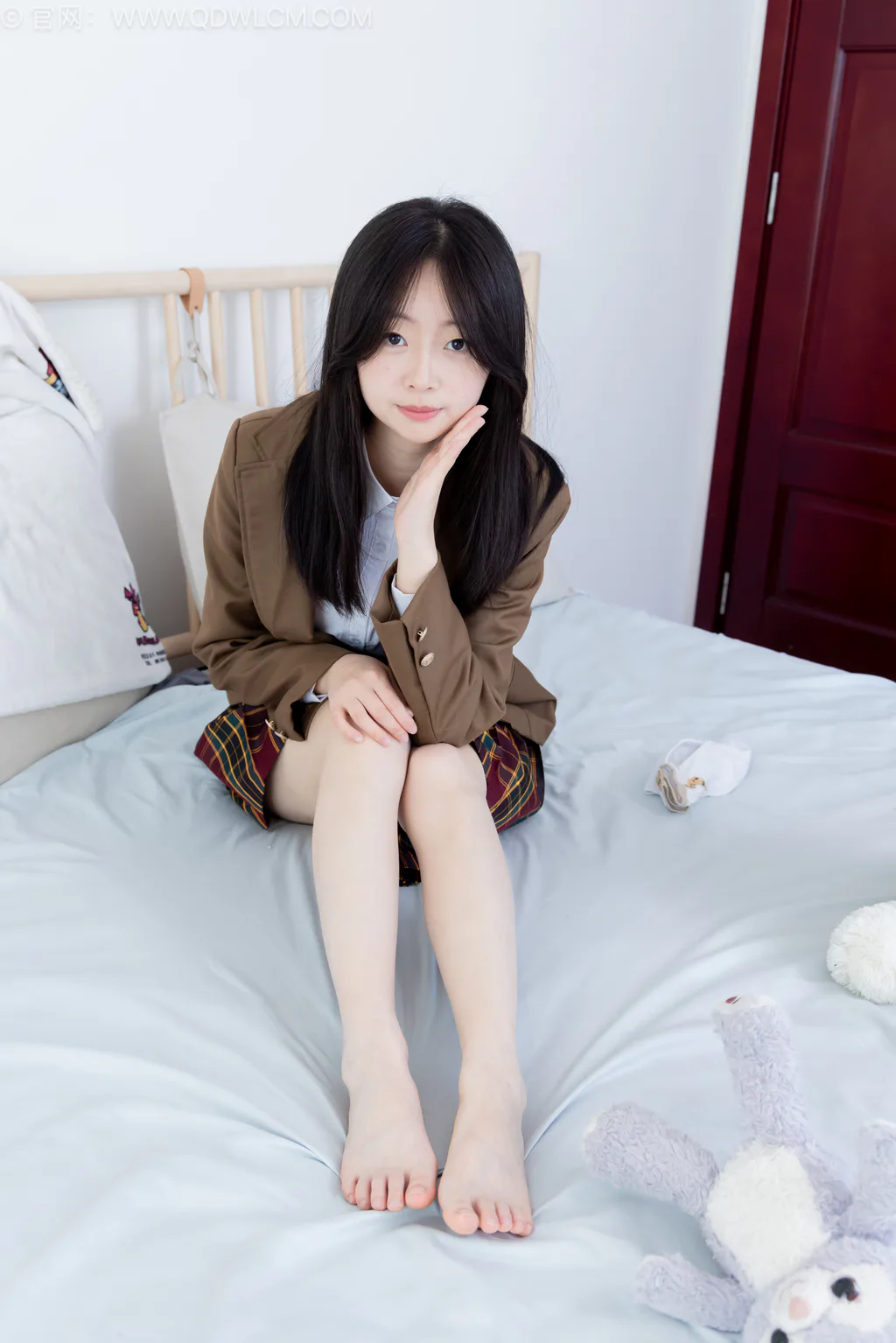 勿恋传媒 NO.2567 萌萌-短靴、白棉袜、裸足、jk至服[150P/1V/3.61GB]-美图