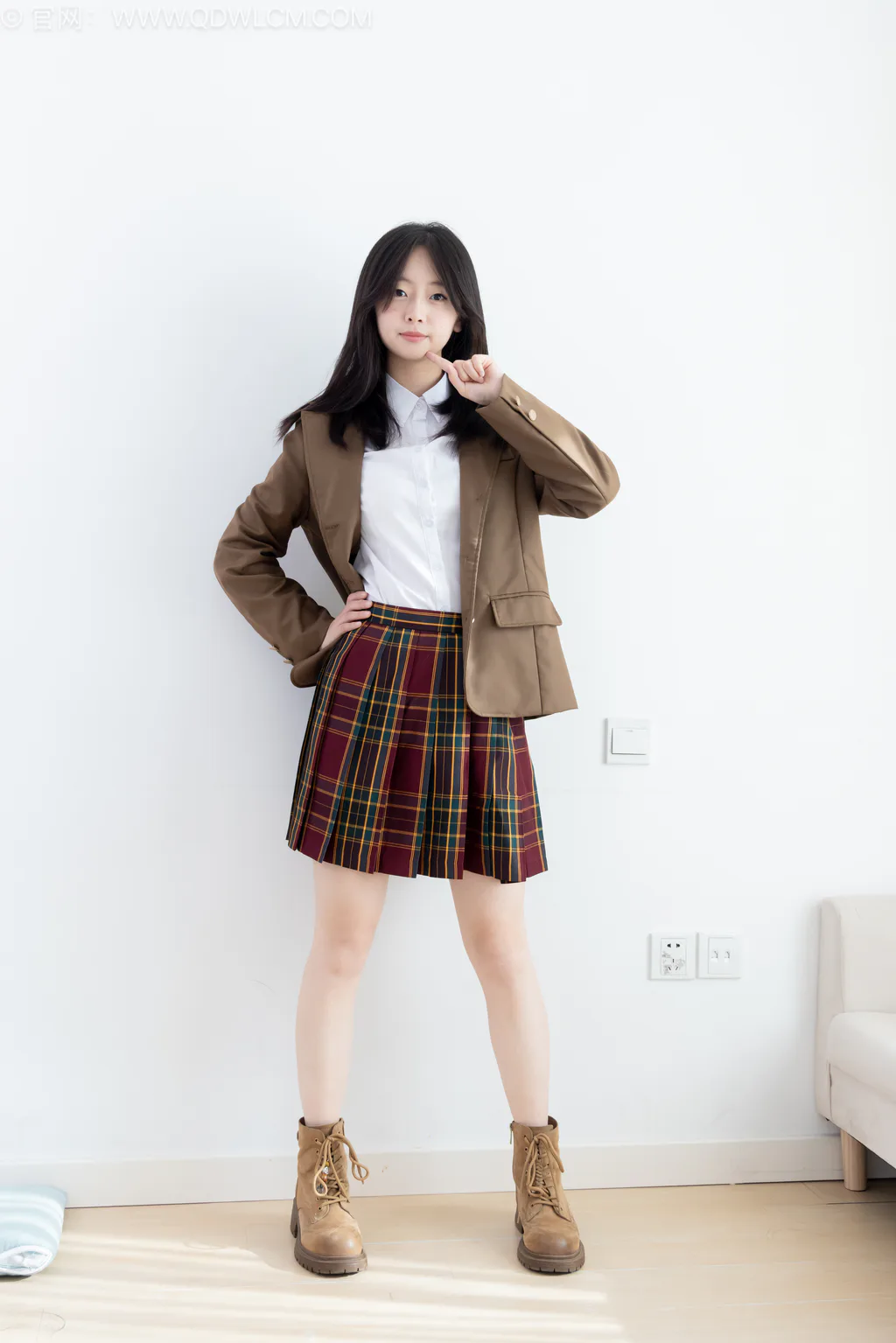 图片[2]-勿恋传媒 NO.2567 萌萌-短靴、白棉袜、裸足、jk至服[150P/1V/3.61GB]-美图